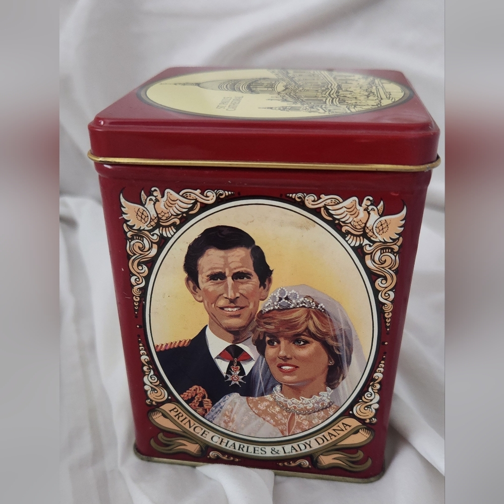 Lyons Tea Prince Charles and Lady Diana Royal Wedding Blend Tea Tin Vintage NICE